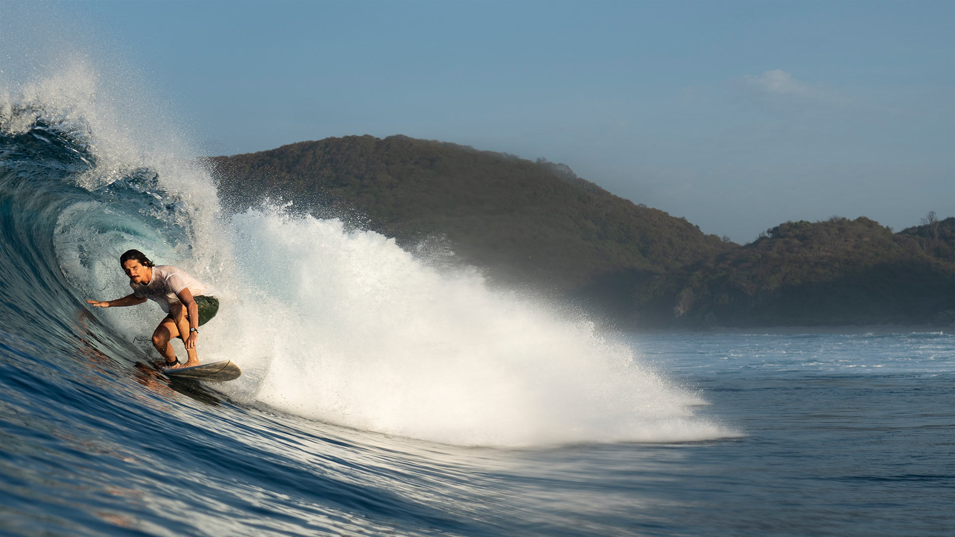 Surfeur sur une vague — une protection née dans l'eau
